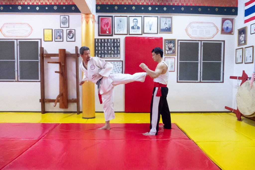 เทควันโด เป็นศิลปะการต่อสู้ มีฝึกท่า Back Kick (ท่าเตะกลับหลัง) ทั้งซ้าย ขวา อย่างละ 100 ครั้ง